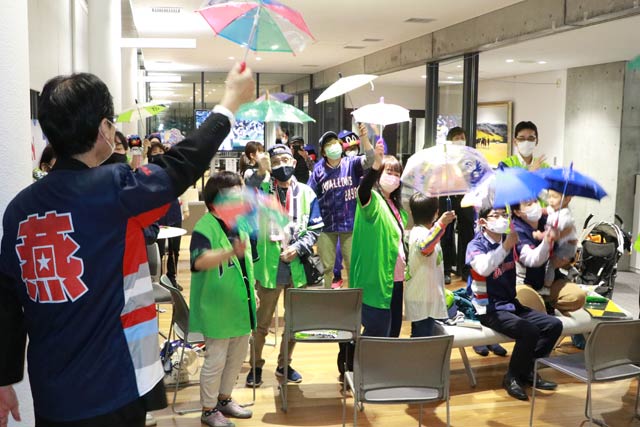 傘を振って踊るヤクルトファン