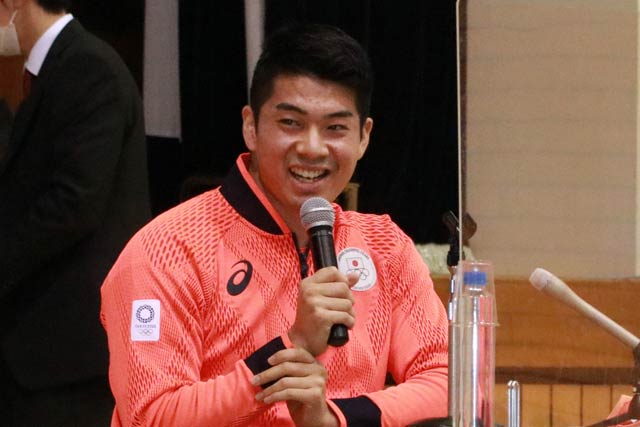講演する水沼選手
