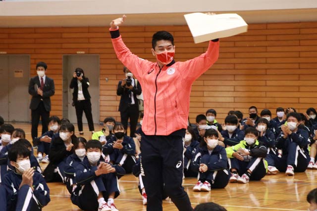 手を上げておどけて入場する水沼選手