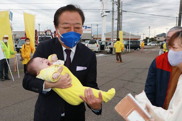 支持者と交流する野田氏