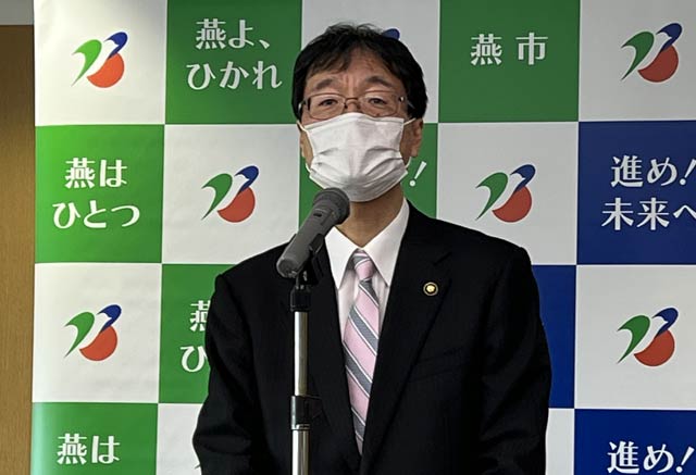 会見する鈴木燕市長