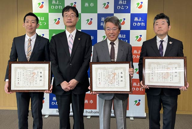 燕薬剤師会の荏原健志副会長、鈴木力燕市長、燕市医師会の水澤彰郎会長、県央研究所の茨木和雄理事長