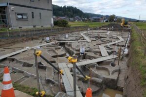 加茂市・花立遺跡の現地説明会 平安時代の有力者の集落跡か
