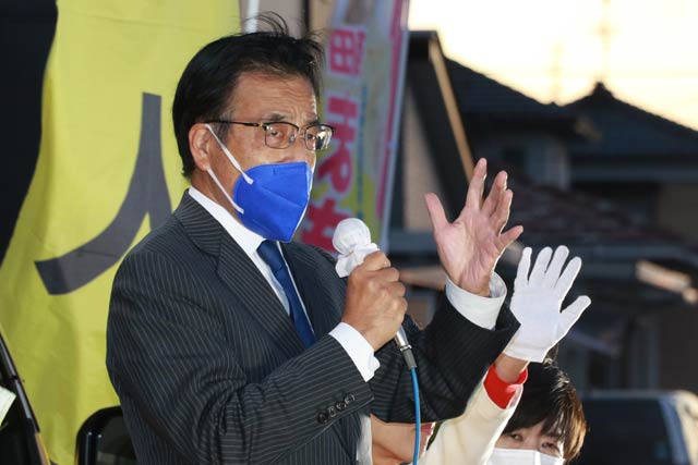 ウオロク新津店前で菊田真紀子氏の応援演説を行う立憲民主党の岡田克也氏