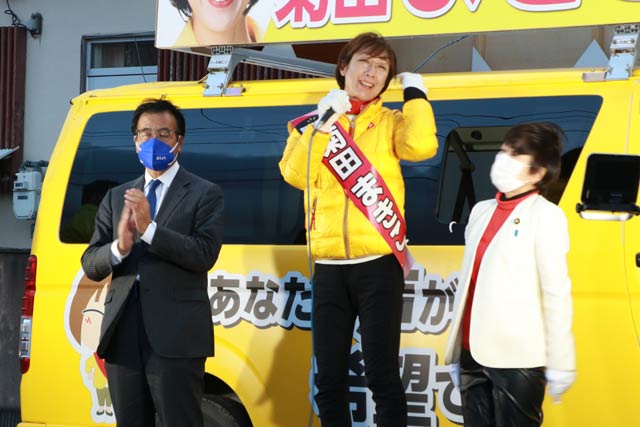 岡田氏は森裕子氏とともに菊田真紀子氏の応援
