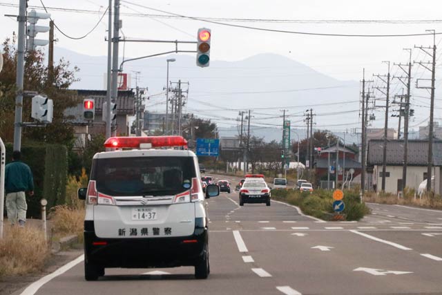 付近をパトロールするパトカー