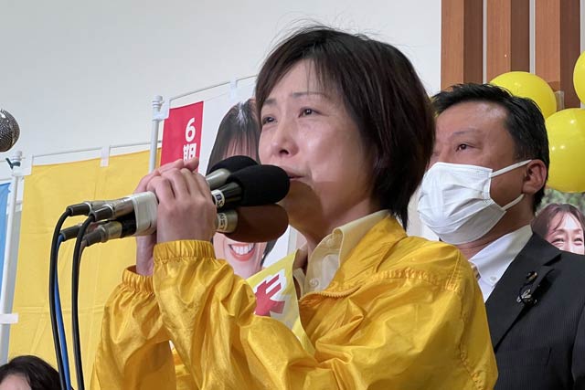 菊田氏に代わってあいさつする伊佐さん