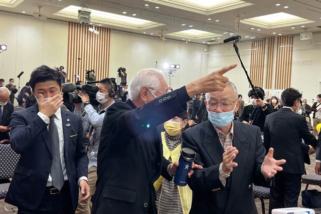 当確で喜びにわく支持者