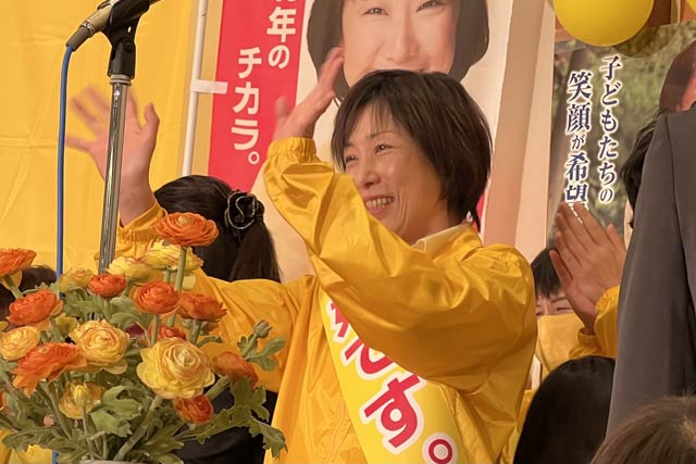 笑顔で勝利を喜ぶ伊佐さん