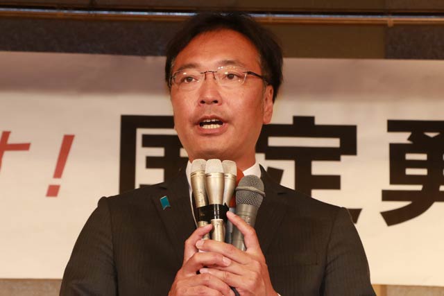 あいさつする国定氏