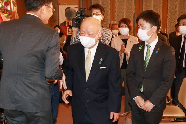 久住見附市長、滝沢市長と握手する国定氏
