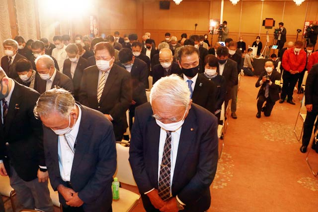 冒頭で急逝した菊田氏の夫に黙とうをささげる