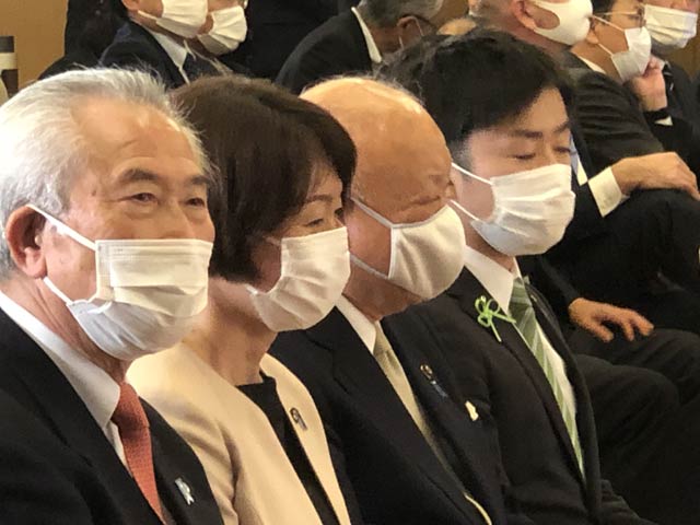 国定陣営で開票を待つ左から佐野田上町、藤田加茂市長、久住見附市長、滝沢三条市長