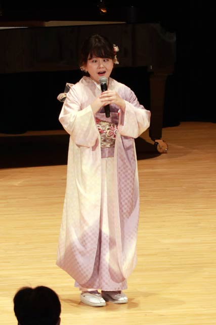 国歌を独唱する佐藤ひらりさん