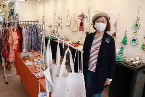 10周年の巻図書館に図書購入費の寄贈をとボランティアが「本の森バザー」開催