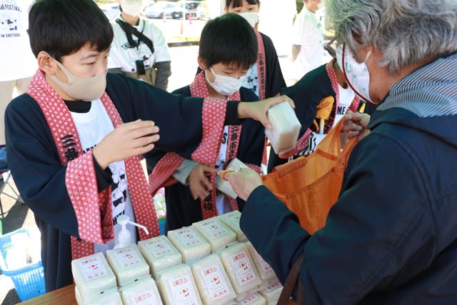 「ザ・米フェス2021 in しただ」で「森笑米」を売る森町小5年生