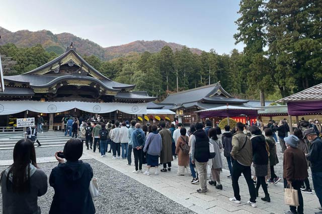 弥彦神社拝殿に長い列をつくって参拝の順番を待つ