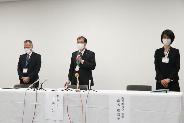 左から吉田中学校の齋藤哲也校長、燕市教育委員会の山田公一教育長、鈴木華奈子主幹