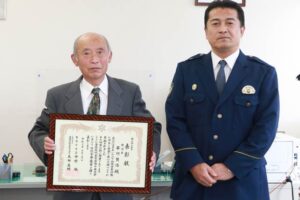 全国防犯協会連合会防犯功労者表彰の防犯栄誉銀章を受けた早川さん(左)と渡辺燕署長