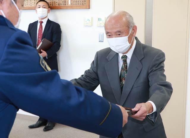 表彰の伝達を受ける早川さん