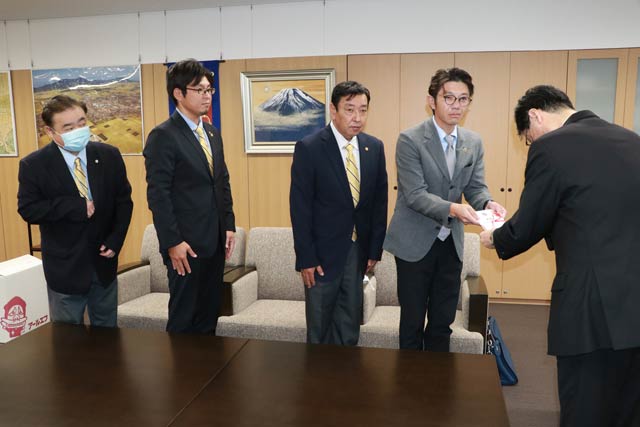 鈴木市長（いちばん右）にパルスオキシメーター100個の寄付の目録を手渡す分水ライオンズクラブの本井会長