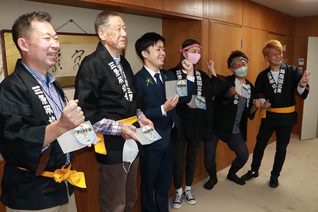 凧のDVD教材を寄付した三条凧協会と滝沢三条市長で記念撮影