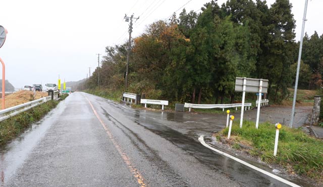 シカの死体が見つかった現場、道路左手に大河津分水路、道路奥が海方向