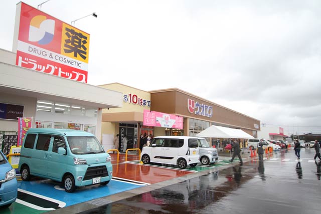 左からドラッグトップス、ウオロク、ダイソーと3店舗同時オープン