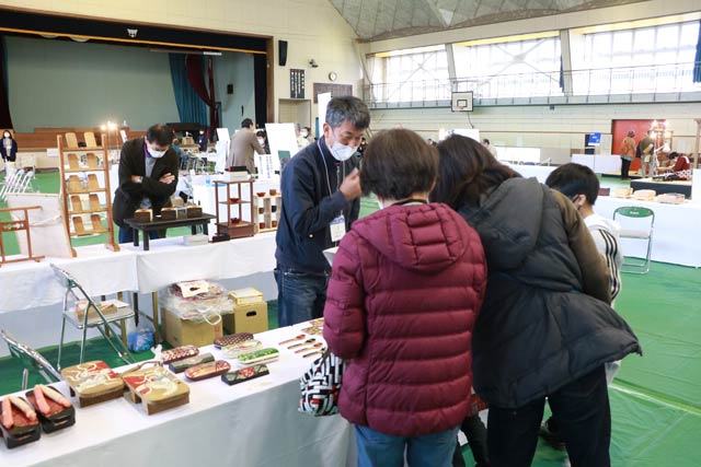 14日まで三条ものづくり学校で開かれている第38回新潟県伝統的工芸品展