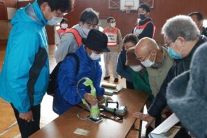 サーベイメーターで身の回りにあるものの放射線量を測定