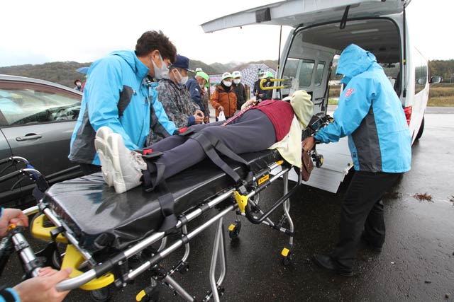 東京電力の福祉車両も使って一時集合場所から指定避難所へ移動