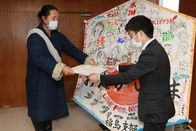 ことし福島県郡山市で行われた東日本大震災で揚げた三条六角巻凧の前で広末さんから滝沢市長に感謝状を贈呈