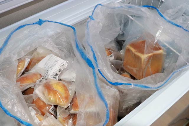 冷凍庫に保管された冷凍パン