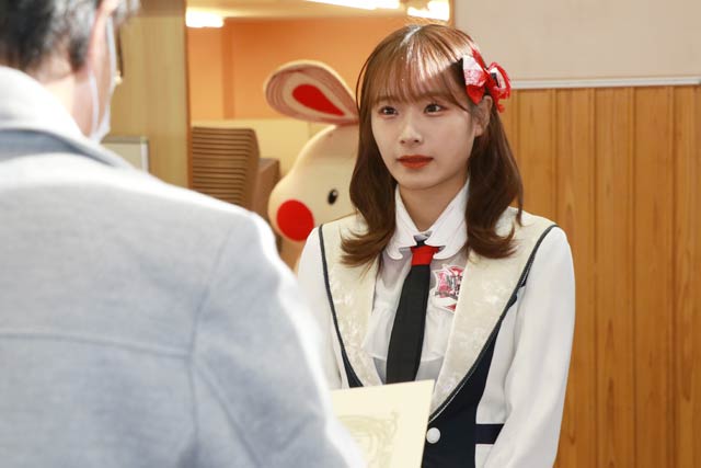 弥彦観光協会の野地会長から諸橋さんに委嘱状を手渡す