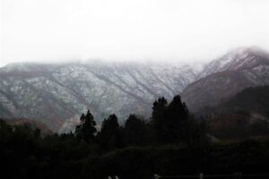 「しただブログ」に掲載された3合目あたりまで冠雪した粟ヶ岳