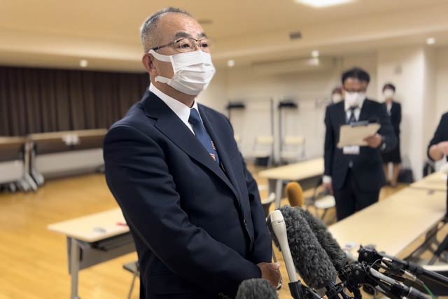 燕市いじめ防止対策等専門委員会の初会合後に囲み取材に応じる吉澤克彦委員長