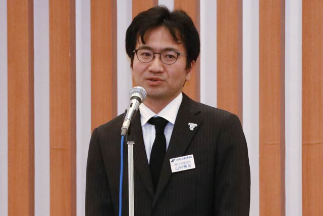 次年度会長に決まって会員にあいさつする山村さん