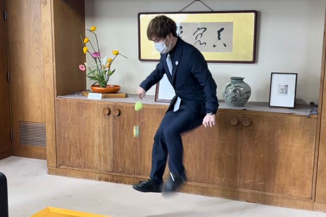 ギネス記録をつくった種目を披露する石田さん