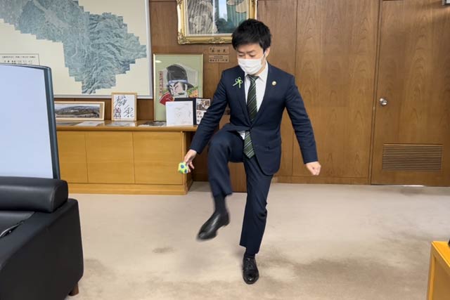 フットバッグ検定2級の足の上に載せる技を成功させた滝沢市長