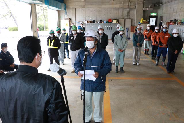 初めての弥彦村除雪出発式で安全宣誓を行う小林組の小林営業部長