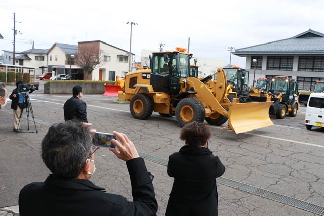 除雪ドーザーが出発