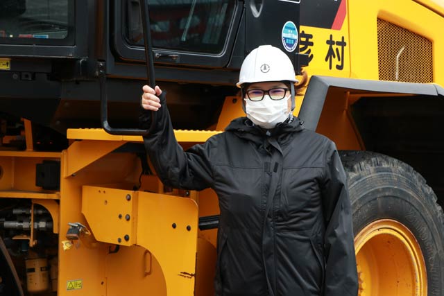 除雪作業に当たる初めての女性職員の志賀さん