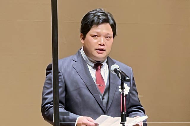 あいさつする森山会長