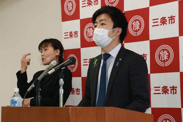 記者会見する滝沢市長