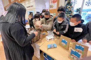 見附市の小学生が「ただいまーと」でコメの販売体験