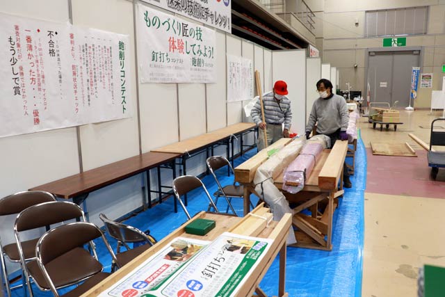 鉋（かんな）削りコンテストの会場
