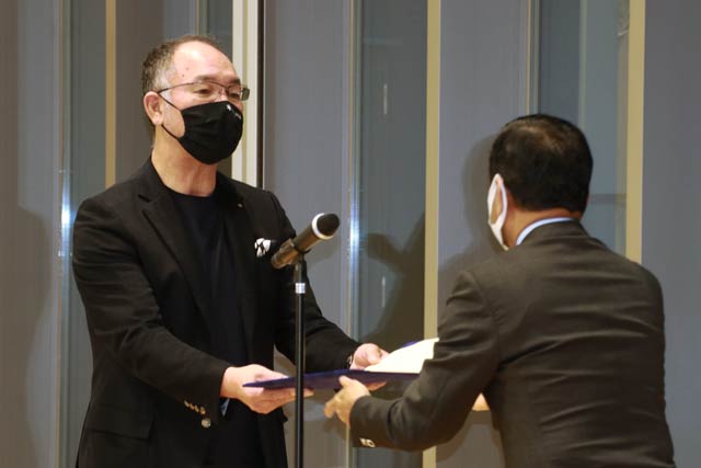 シャハリアル学長(右)から特別客員教授の委嘱状を受ける山井会長