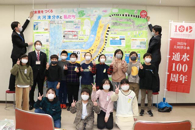 大河津分水の大型ポスターを製作して県庁に贈呈した島上小学校4年生