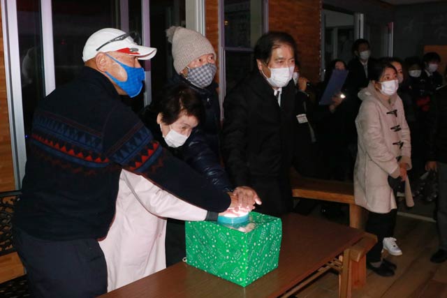 県央研究所の点灯式でカウントダウンしてイルミネーションを点灯