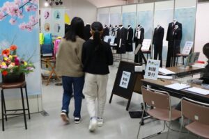 12日まで三条商工会議所で開かれている「第6回新入学フェス」